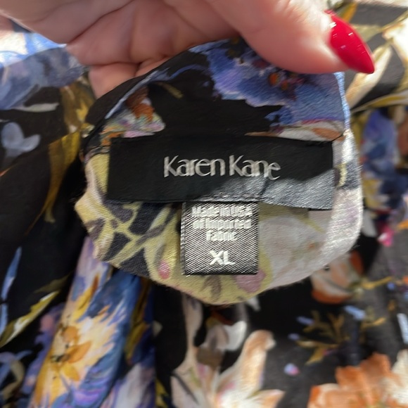 Karen Kane pull over tunic in pretty floral pattern - Picture 6 of 6